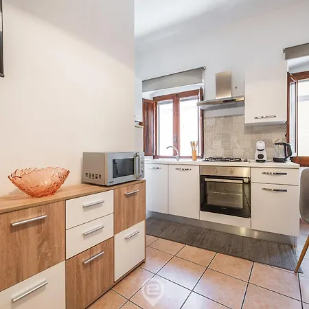 Corner - Nicola Daire *