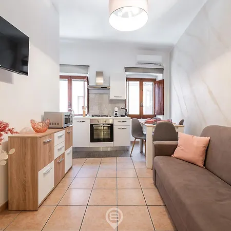 Daire Corner - Nicola *